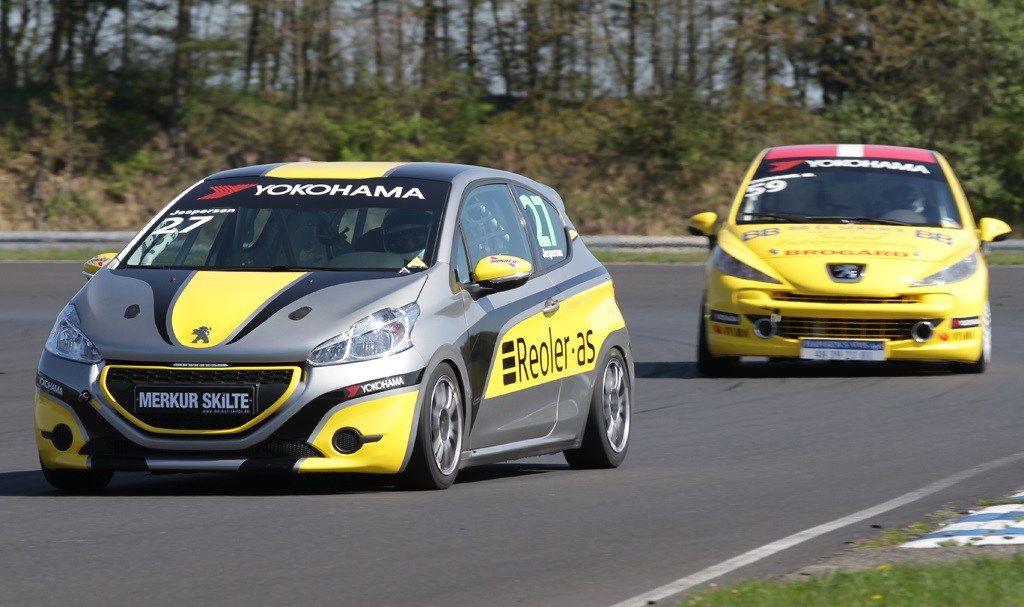 Morten Jespersen foran Dennis Bannergård
(Foto: Motorsporten.dk)